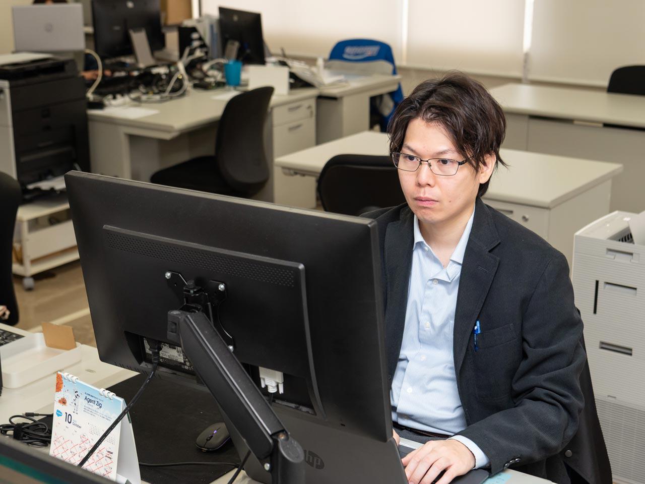 同業他社の追随を許さないレベルに押し上げているのが、積極的なIT施策である。ロジスティクスセンターや各拠点の商品倉庫では、WMS（倉庫管理システム）やAGV（自動搬送車）がフル稼働。また、包装資材の受発注業務に特化したモバイルアプリ『HELP』を自社開発して顧客に提供する等、IT活用の提案スキルも高い。