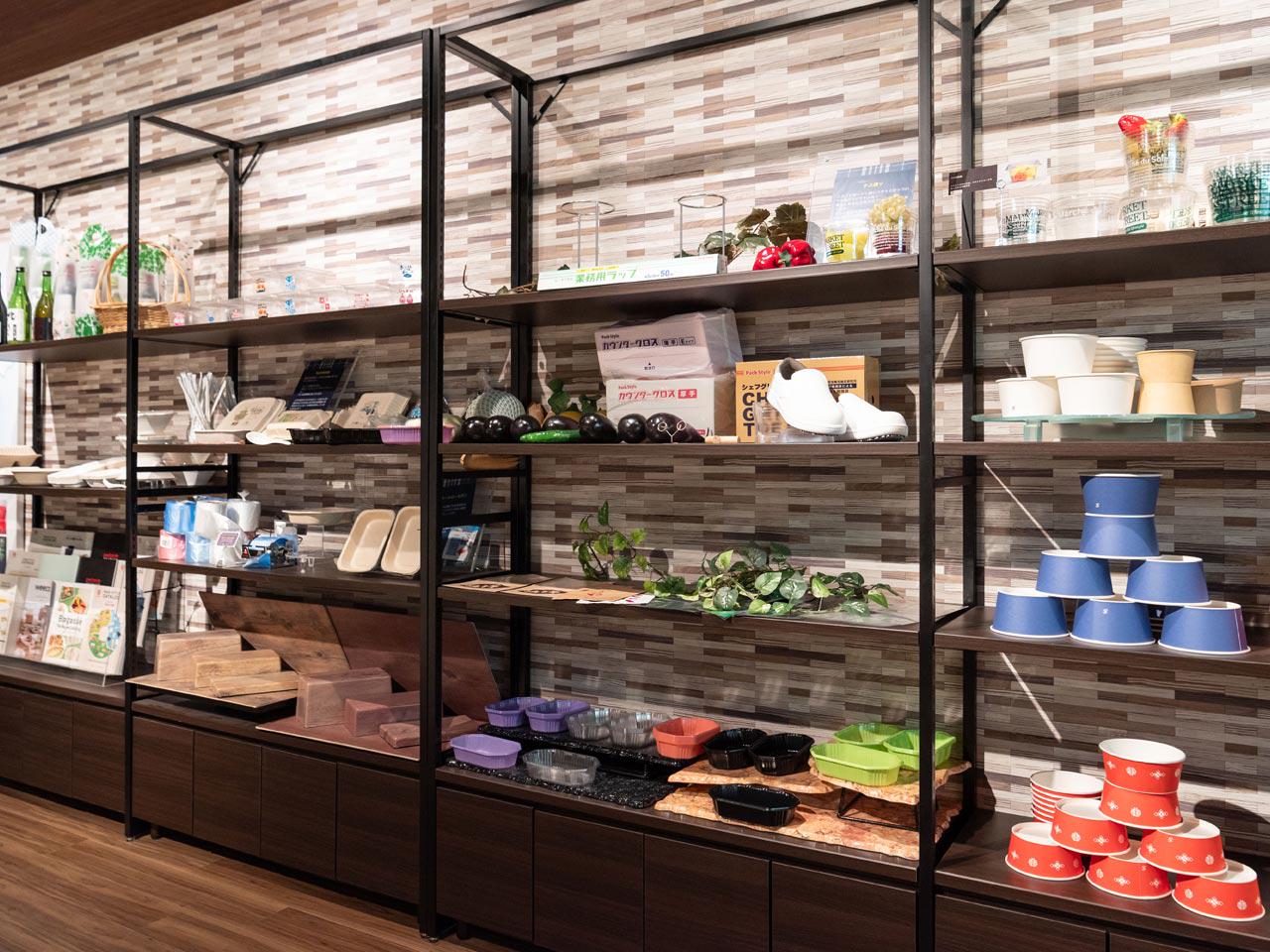 取扱商品は1万アイテムを超え、取引先は約1,000社、調達先のサプライヤーは500社以上。現在、11年連続増収増益中である。