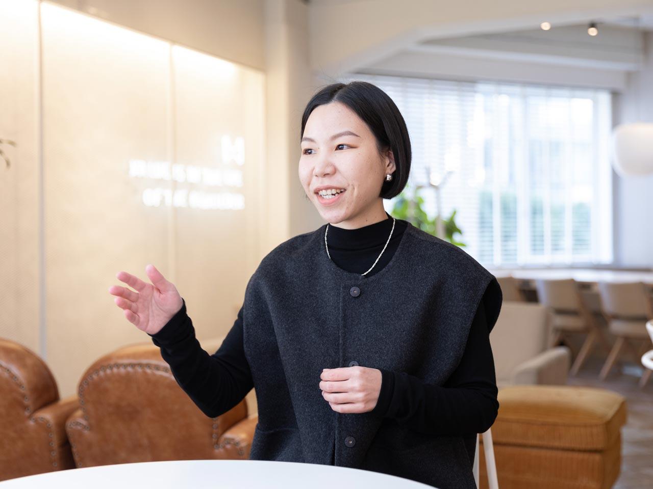 SAWS（シックス・アパートらしいワーキングスタイル）と名付けた、自社独自の働き方に取り組んでいる。ポリシーは「信頼、性善説に基づいて、無駄を省いて、本質的な働き方をしよう」