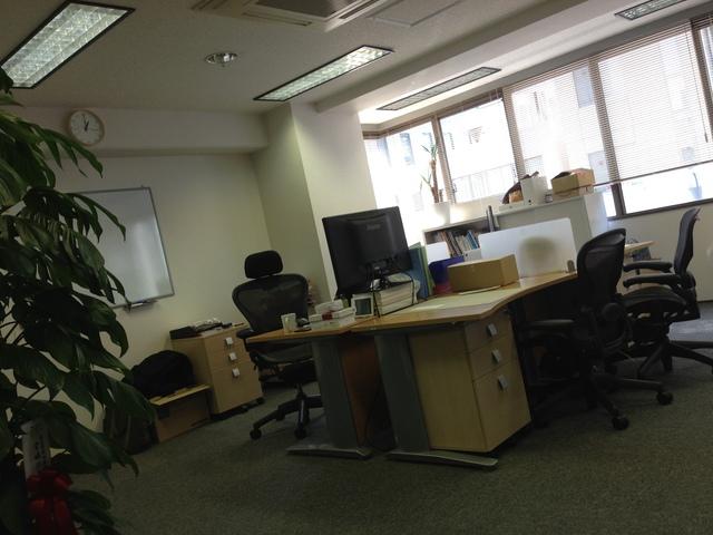 窓がたくさんあって開放的なオフィス

業務効率と健康を考えてデスクと椅子にもこだわりあり！