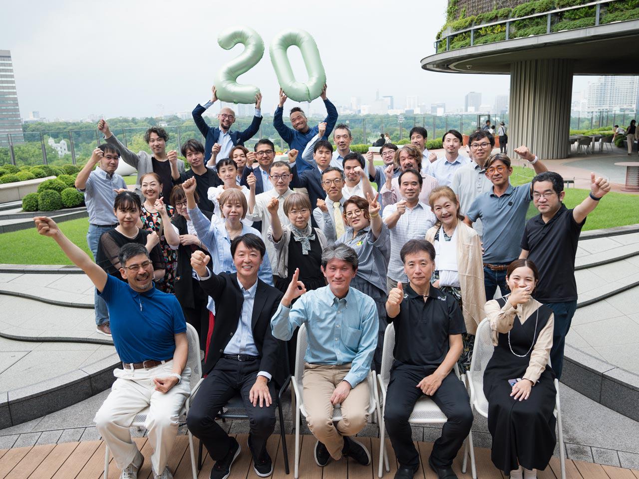 基本は全社員がリモートで働き、毎月一回、都内で全社員が集まる社員総会を実施している。