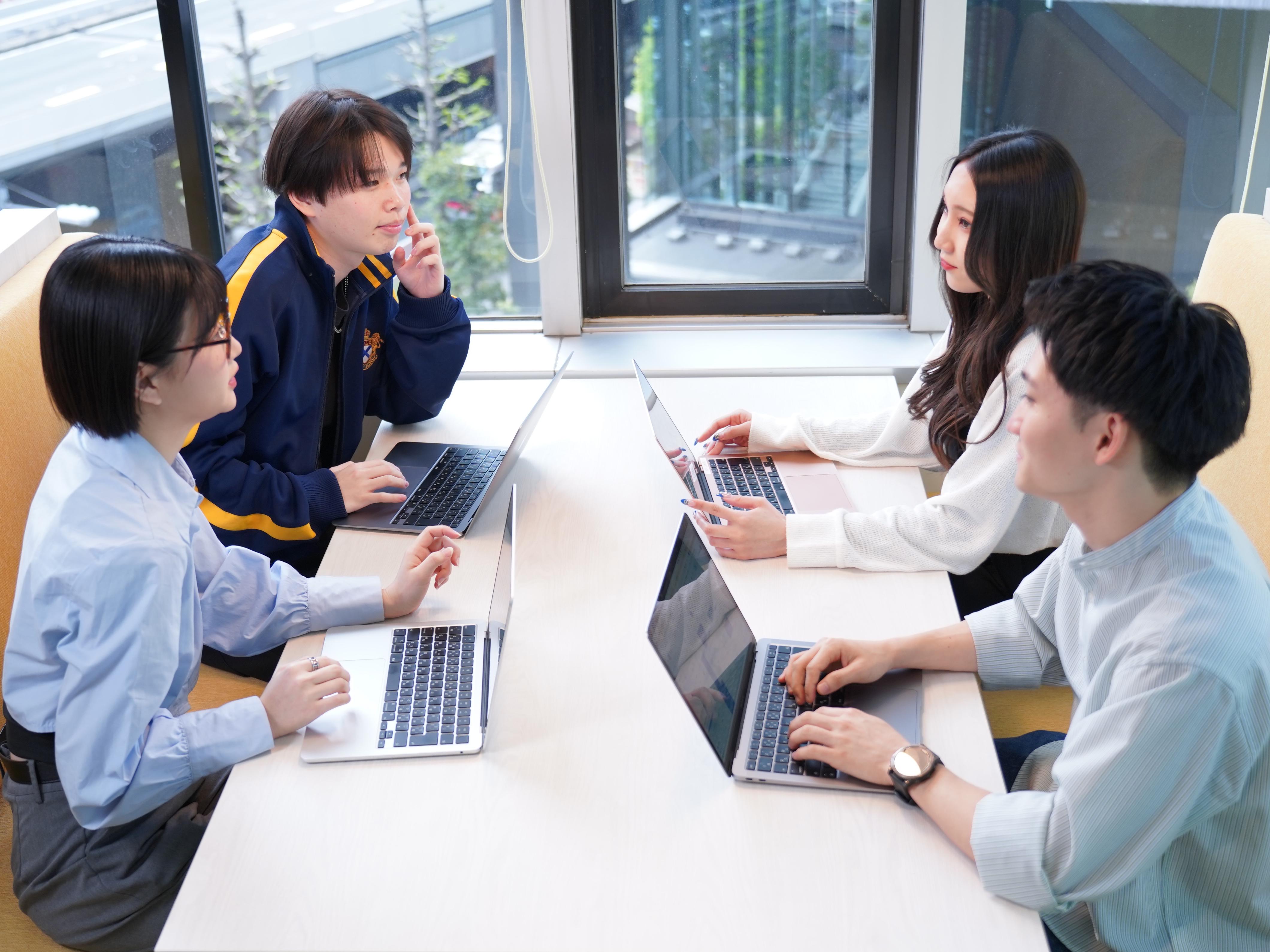  “個”を大事にしている当社だからこそ、社内で働くメンバーもバックグランドは多種多様！YouTuber・某有名YouTuberの動画編集経験者・メディア編集長などが在籍！