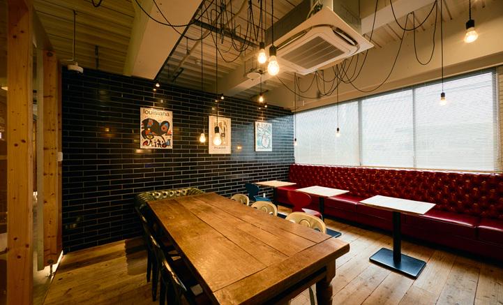 社内のスペースにアート作品を取り入れることで日常からオフィスとアートの融合を感じていただいています。