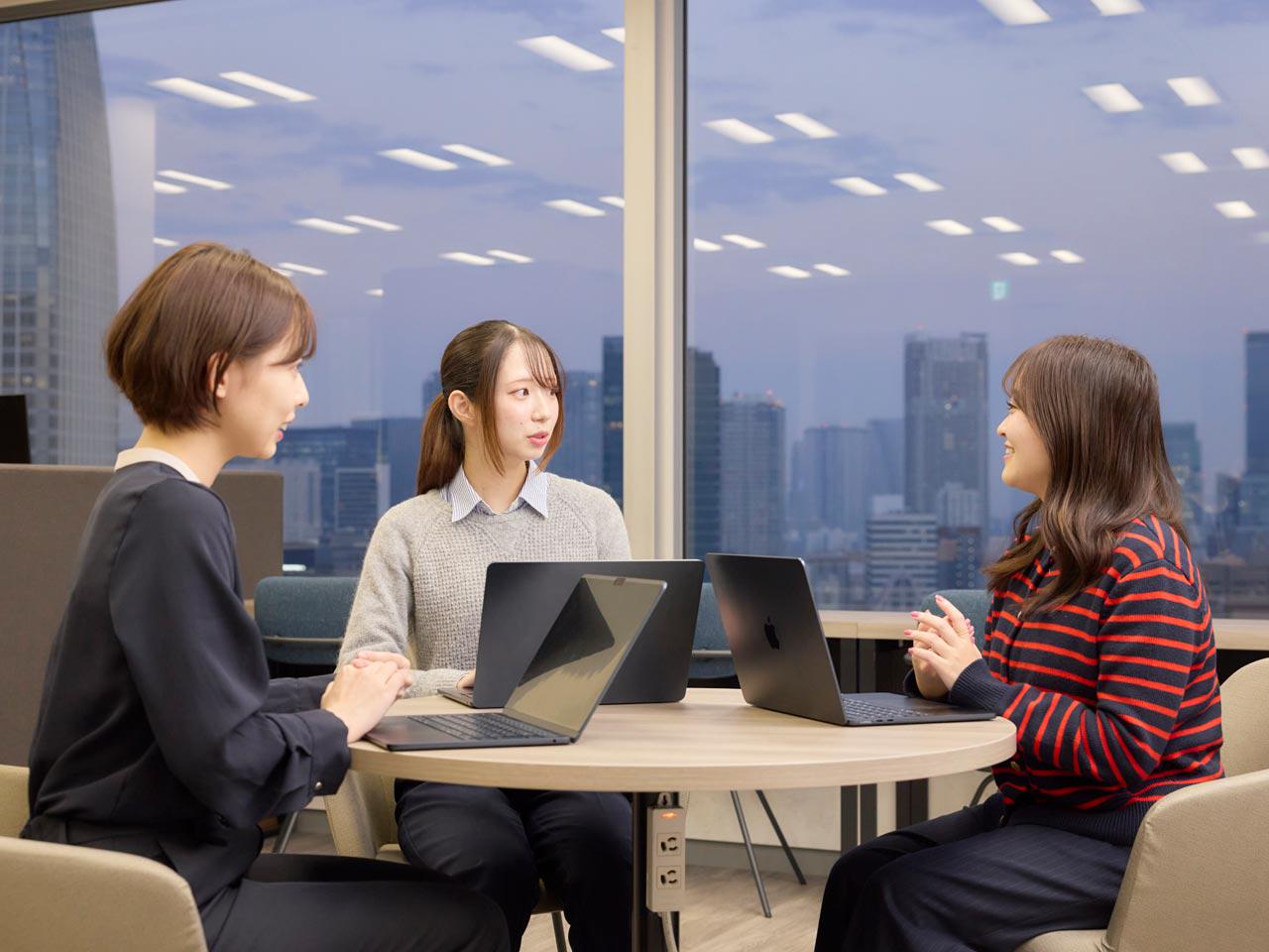 案件選択制・高還元率・充実したフォロー体制を組み合わせ、働きやすさと市場価値向上の両立を実現している点が特徴だ。