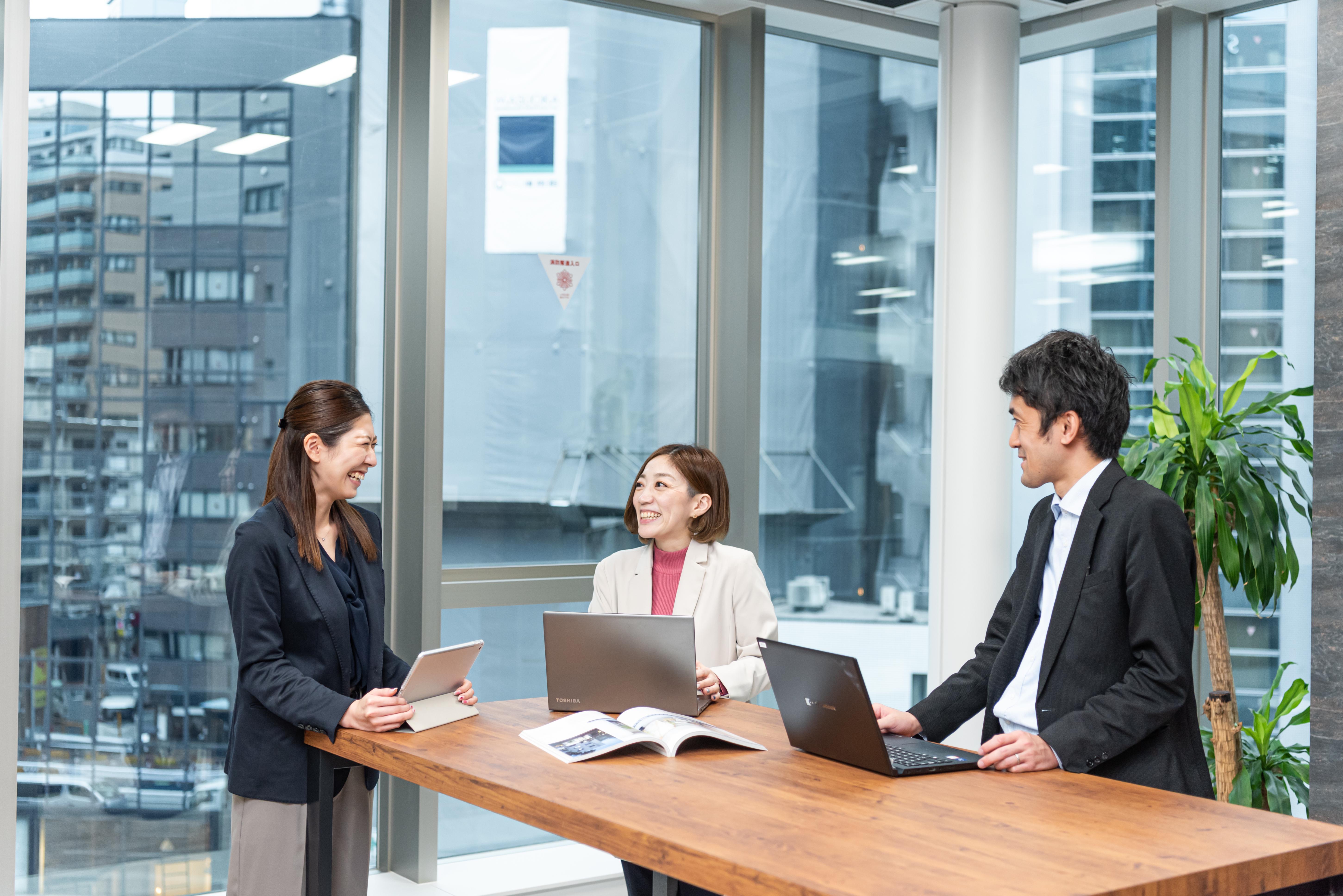 その企業の社員達が働く環境、そして働き方という部分にまで踏み込んだ提案に取り組む同社の事業にあるのは、既存顧客からのリピートオーダーによるプロジェクトが多いという特徴。