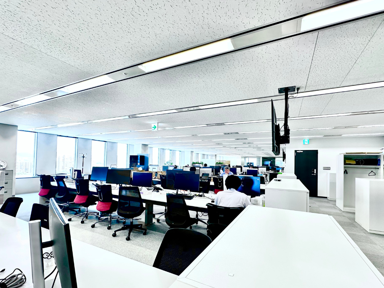 部署ごとの隔たりのないワンフロアで一続きのオフィスです。