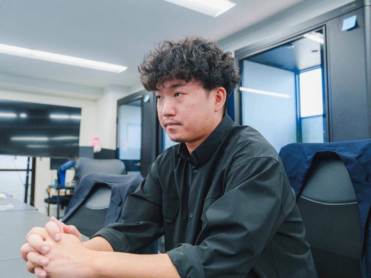 矢延氏は東京の有名私立大学を中退した末、個人事業主としてのビジネスを法人化。2025年12月現在、毎年約10倍というハイスピードで急成長する。