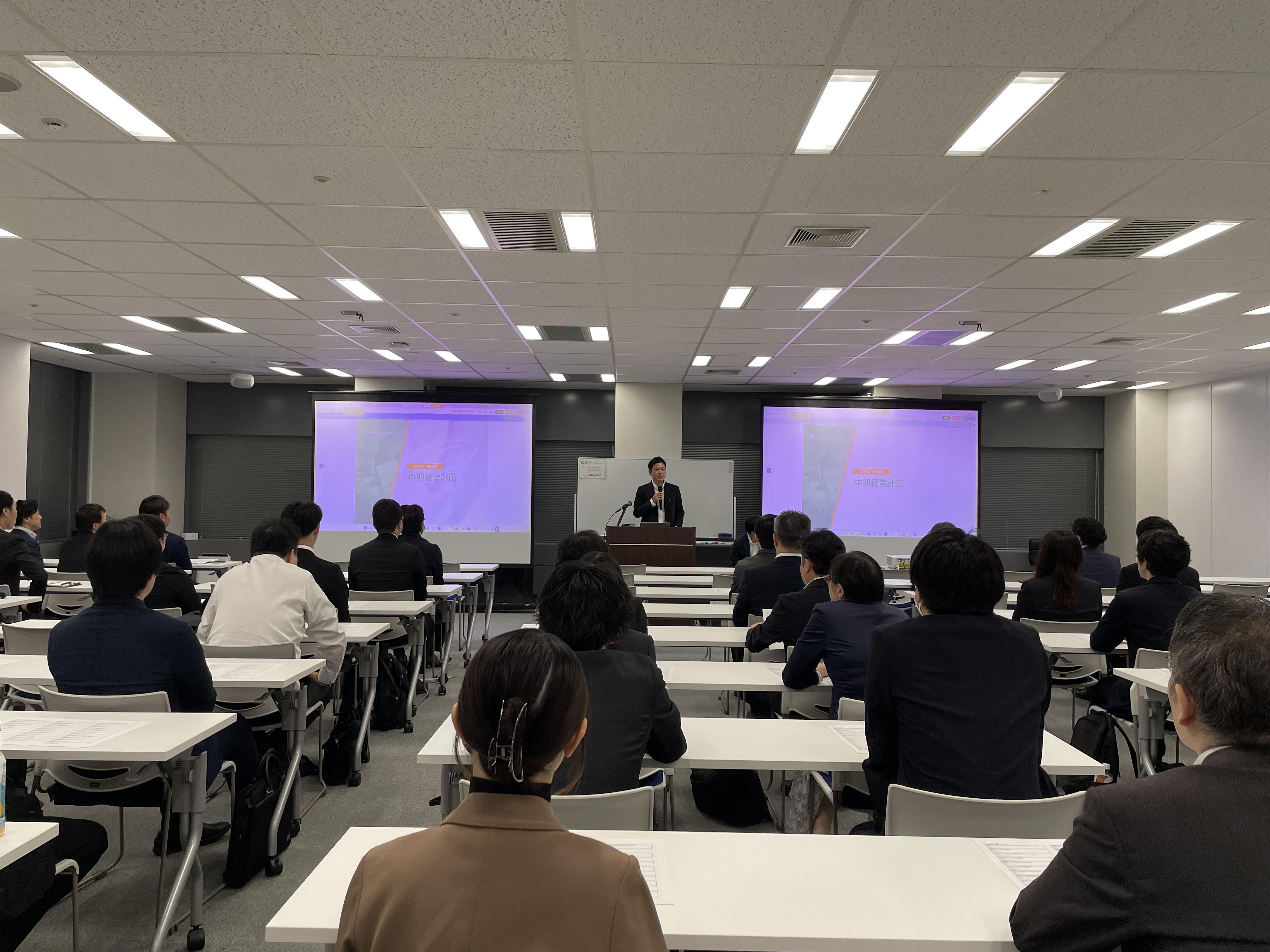 さまざまな研修シーンも社員の成長に重要なファクターです。受講希望者が多いときは30名くらいになる事も。（オンライン研修も実施中です）
また、半年に1度拠点所属社員が全員集まっての定例会を開催しています。
会社・事業部・拠点で何が起こっているのか、これからどこに向かうのかを全員で共有する場にしています。