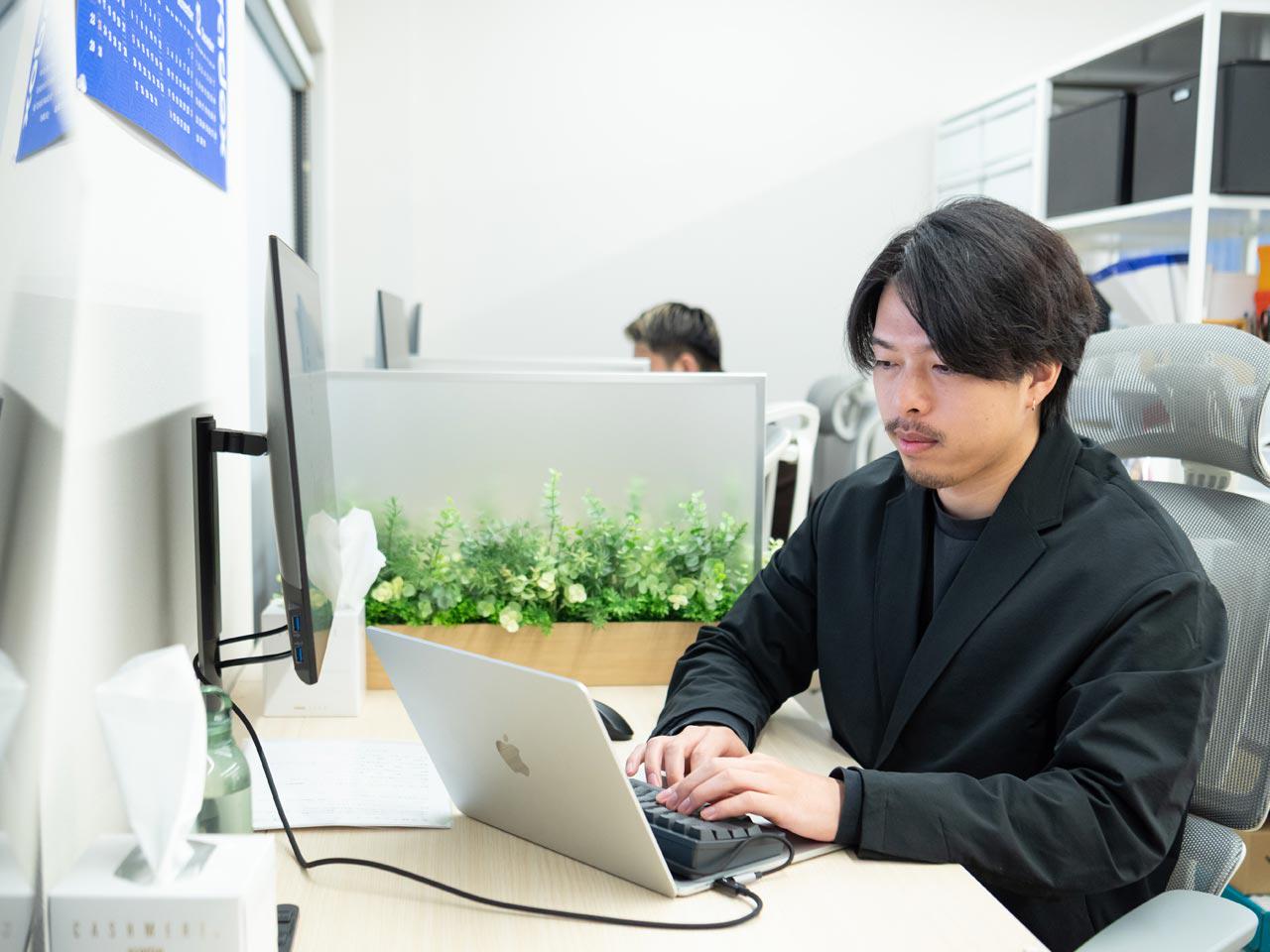 事業の中核は、単なる制作ではなく、顧客の潜在的な課題をヒアリングから抽出・定義し、企画設計を行う「制作の上流」を担うことにある。