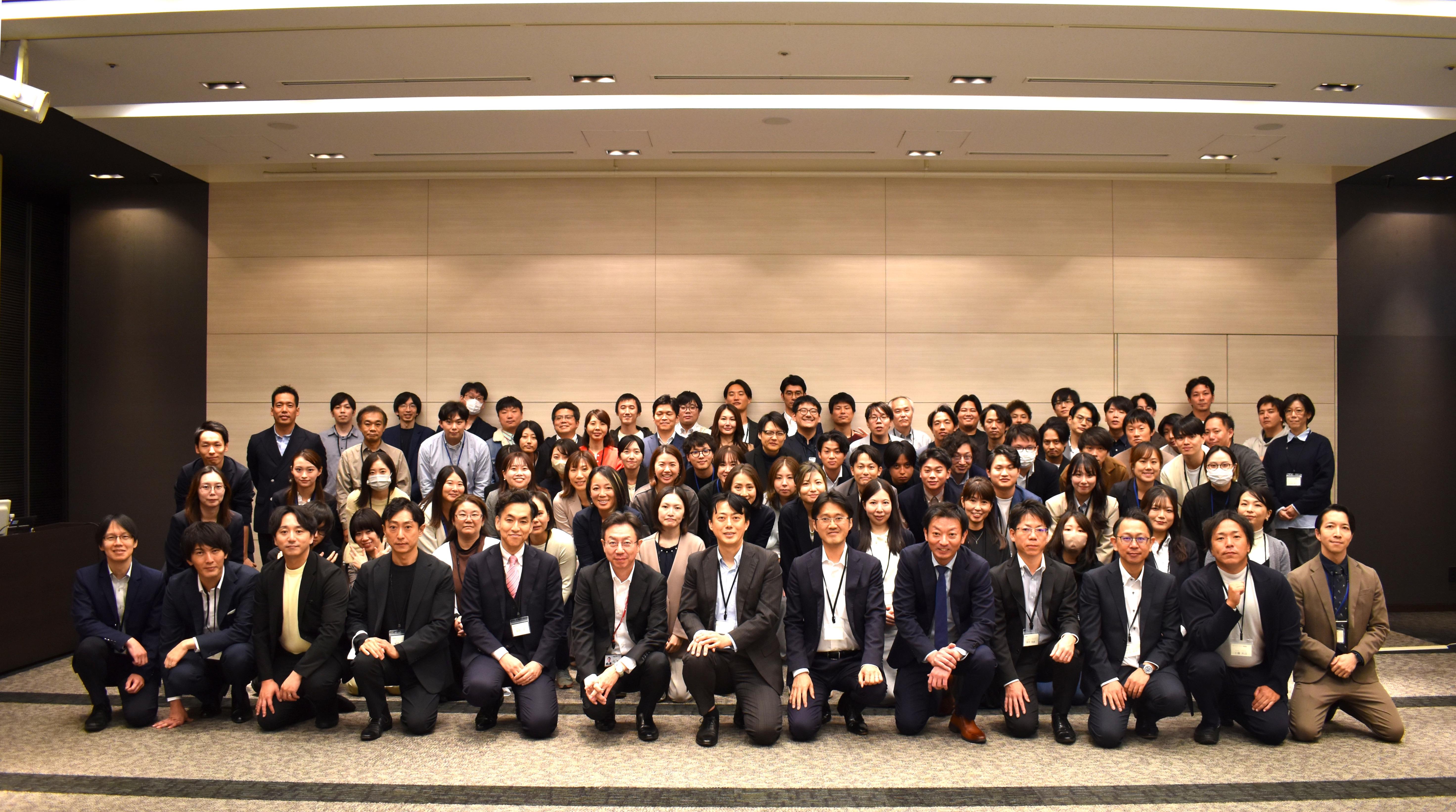 出社とリモートのハイブリッドワークです