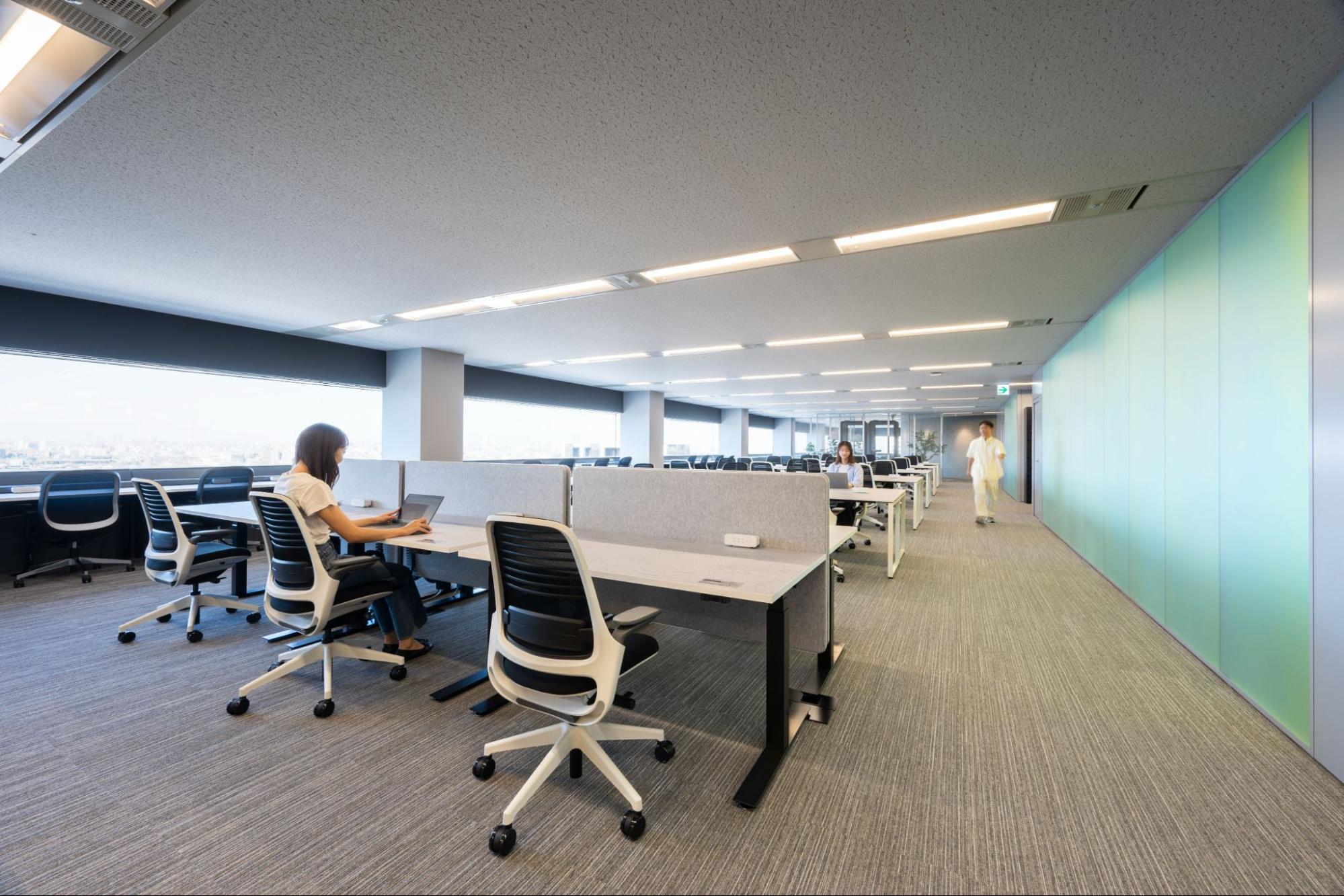 メンバーが気分転換しつつ仕事に没頭できるよう、昇降式デスクエリアも設けています。
壁面や天井には吸音性のある素材を使い、快適さとデザイン性を両立させています。