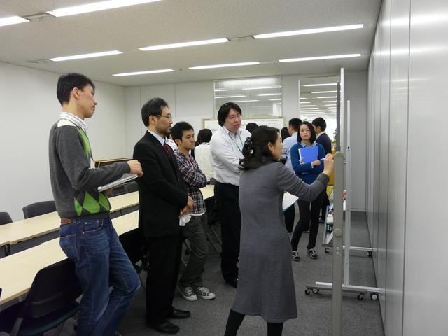 毎日、チーム毎に進捗確認をしながら業務を進めています。