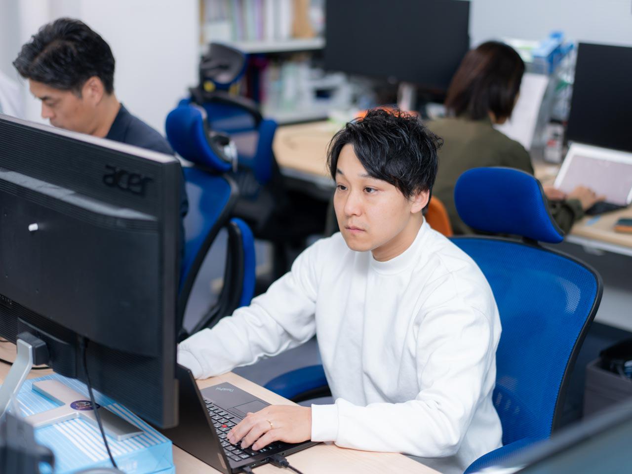 特定技能を中心とする外国人材を採用したい企業の求人と、国内外の人材紹介会社（外国人材送り出し機関）が持つ求職者情報を集約し、AIが最適なマッチングを支援する。