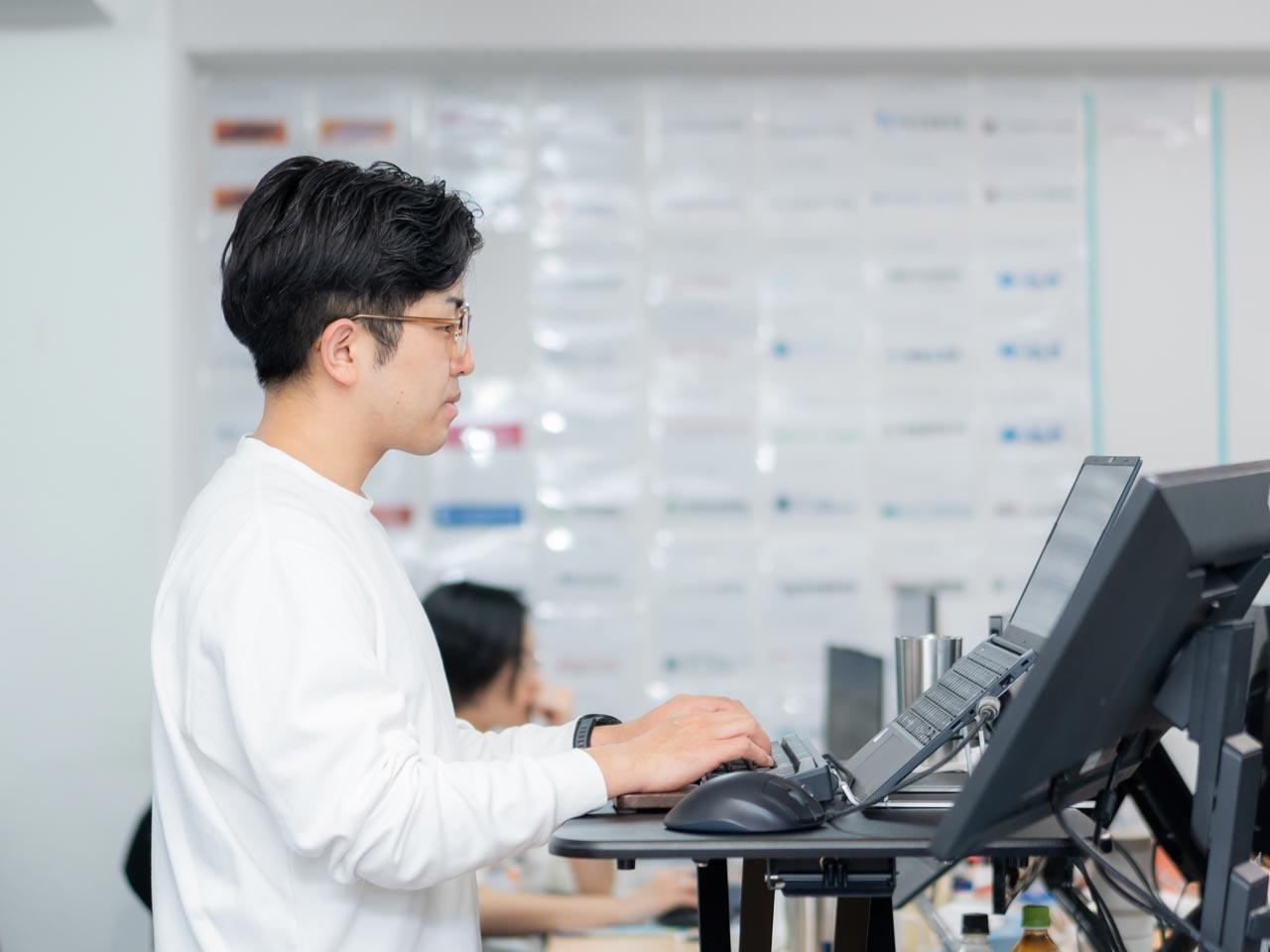 採用プロセスを一元管理するとともに、膨大な手間を要する外国人材の受け入れ手続きをAIが自動化し、業務負荷を大幅に軽減させる。