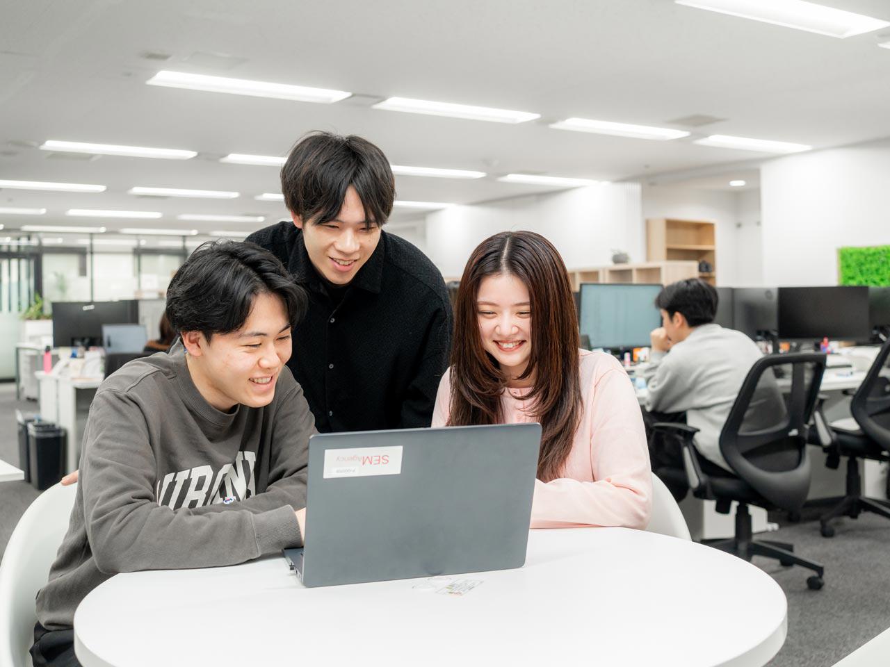 20代が中心に活躍する同社では、クライアントファーストをベースとしたデジタルマーケティング領域のさらなる拡張を見据え、中途人材の採用を強化中。