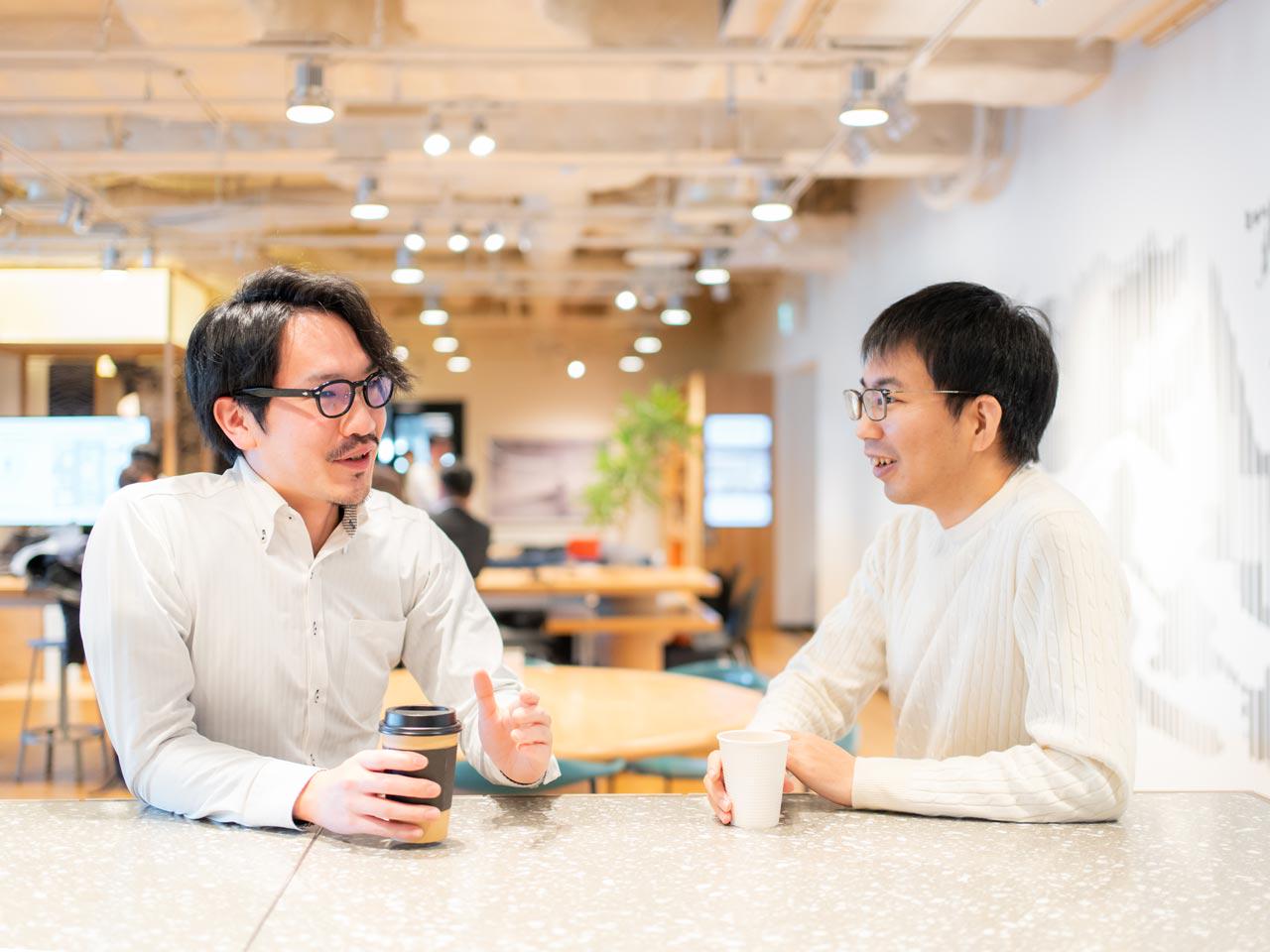 チャットツールやバーチャルオフィスを活用し、業務上の相談だけでなく、ちょっとした雑談や声かけが自然に生まれる場を設け、コミュニケーションが希薄にならないよう工夫されている。勉強会用のチャンネルも運用されており、技術や知見を共有するカルチャーが根付いている。