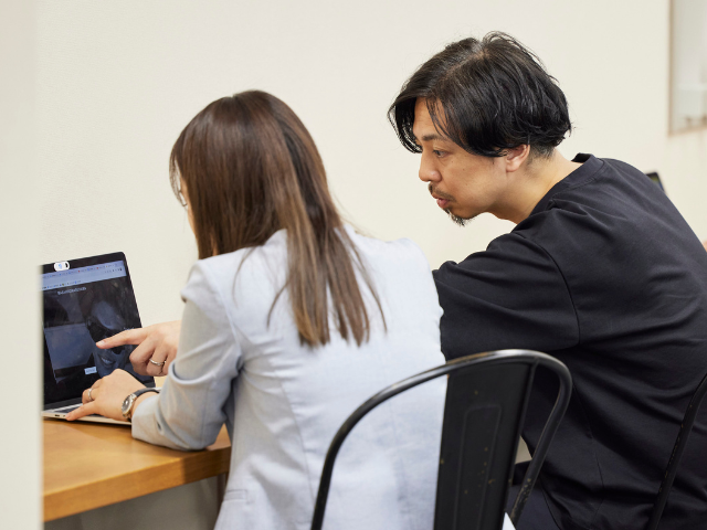 各自が自発的なコミュニケーションを実施し、情報共有を頻繁に行なっています