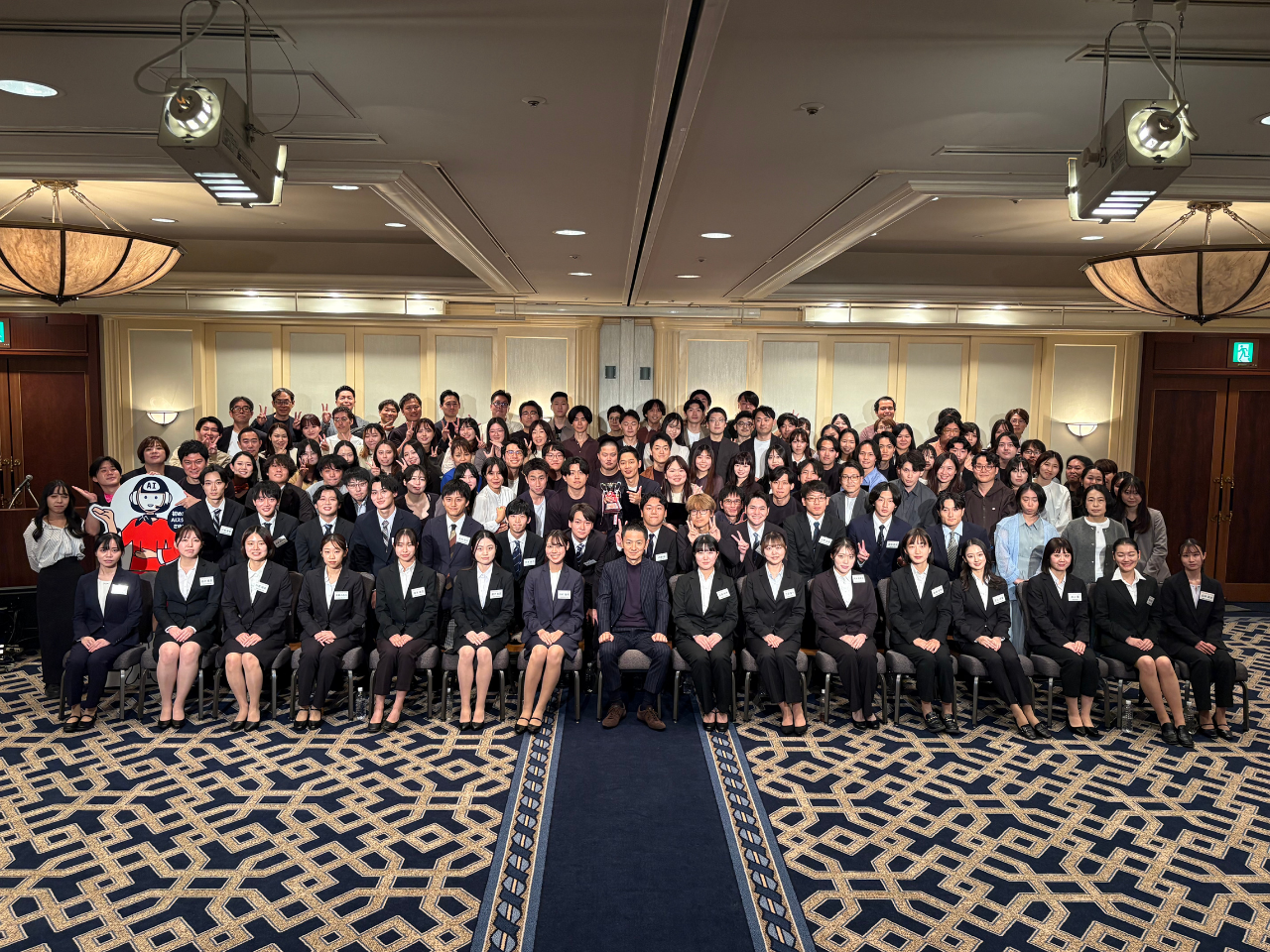 半期に一度、ホテルやイベント会場等でキックオフを行い、各社/各事業や主要プロジェクトの振り返りや今後の方針について共有されます。最も活躍した社員への表彰などもあり、その後の懇親会（参加は任意）まで含めて盛り上がります。