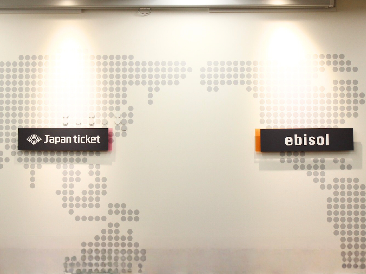 エビソルとJapanticketのオフィスは同じビル内にあり、駅から徒歩4分というアクセスの良い立地です。
普段からグループ間の交流が盛んに行われ、社長の誕生日にはサプライズでお祝いも。