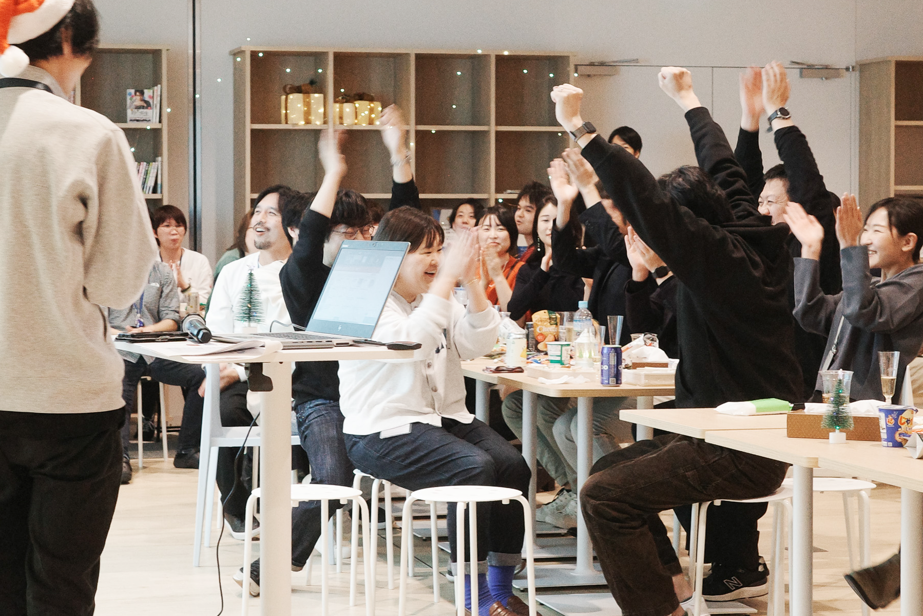 毎週金曜日の夕方は、HAPPY HOURを実施しています。ドリンクを飲みながら、各自の考えるウェルス（豊かさ）の発表で盛り上がります