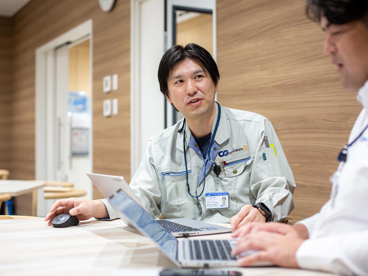 大手技研では、目的に向かって自ら考え、行動でき、他者を思いやれる協調性のある人材が求められている。