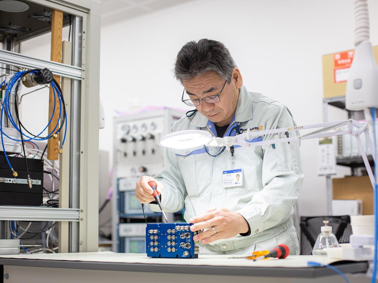 顧客は、自動車や航空機メーカー、宇宙開発に関わる企業をはじめ、機械や電気製品、食品、医薬品等、多岐にわたる。