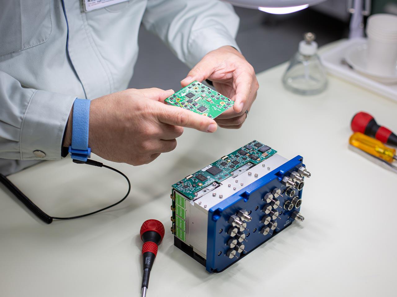 取り扱う計測機器は、空気の流れが物体に与える空気抵抗や揚力等を研究するエアロダイナミクスの実験に不可欠である。