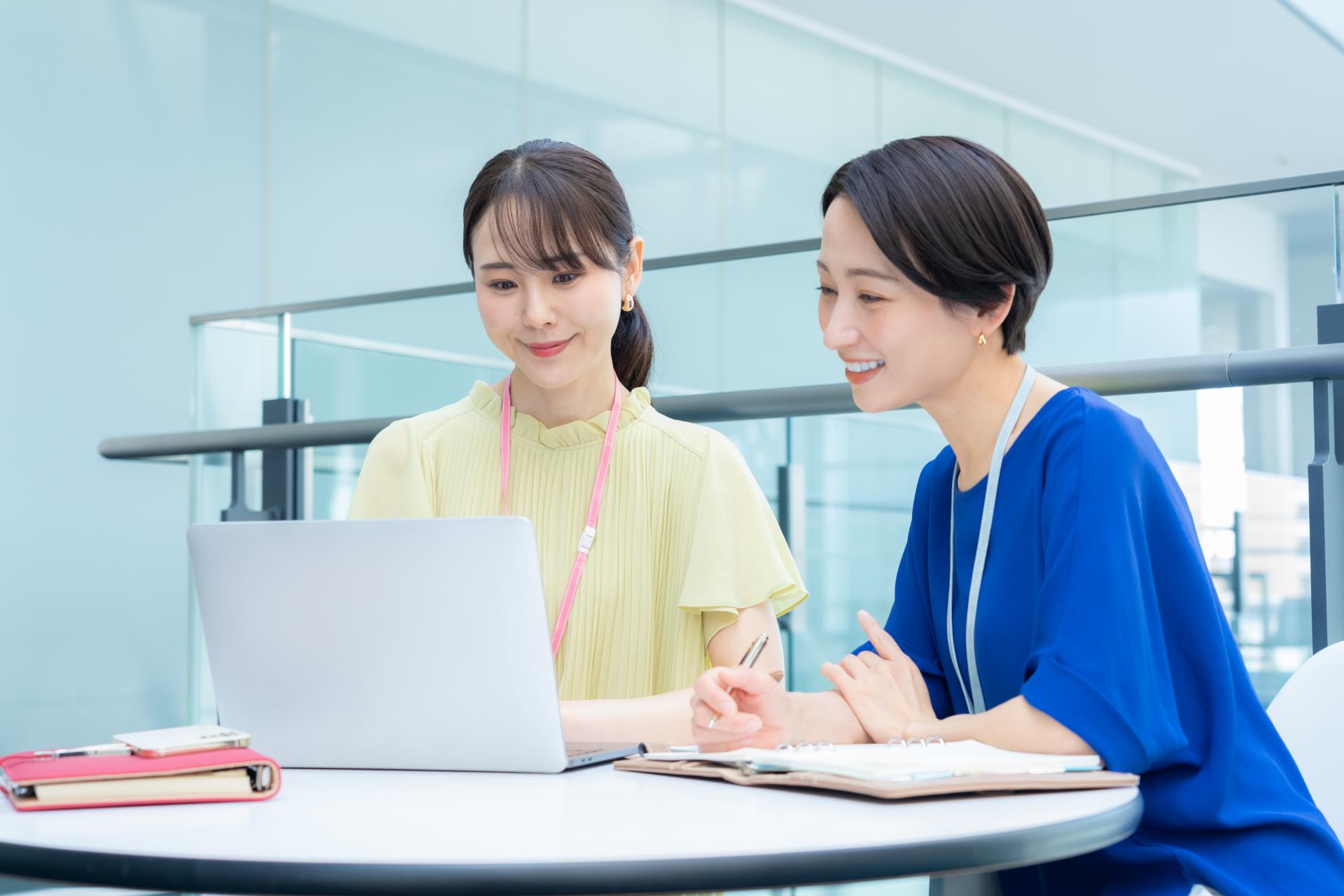 フューレックスでは、入社後のスキル確認を経て、個人別の研修カリキュラムを作成します。まずは面接であなたの歩みたいキャリアを聞かせてください。教育を重点項目と掲げる当社だからこそ、一人ひとりの歩幅に合わせたサポートを約束します。