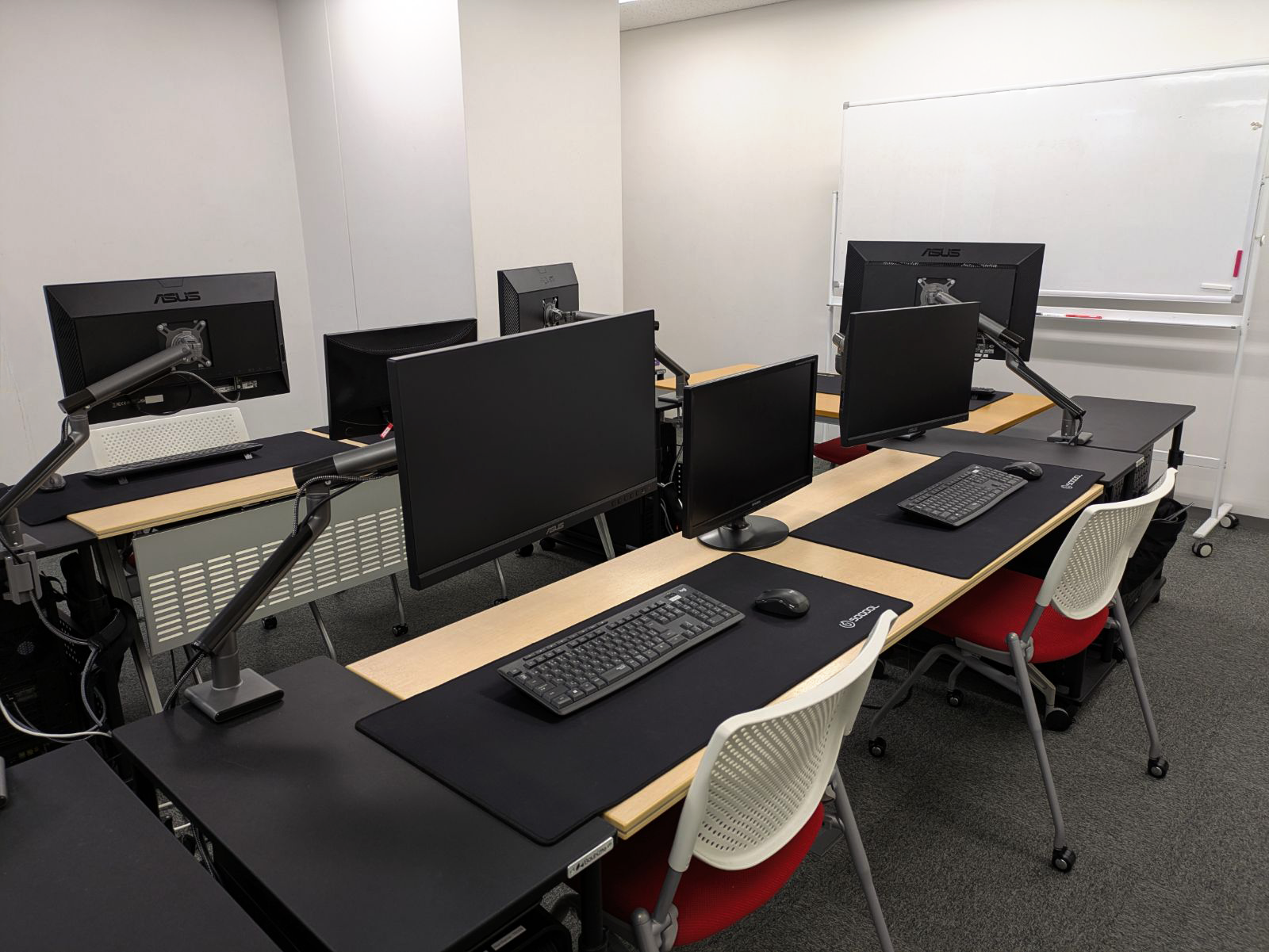 社内にハンズオンで使用できるトレーニング用の部屋もあります。クライアント向けにも使用しますが、社内研修でソフトを体験する会もあります。