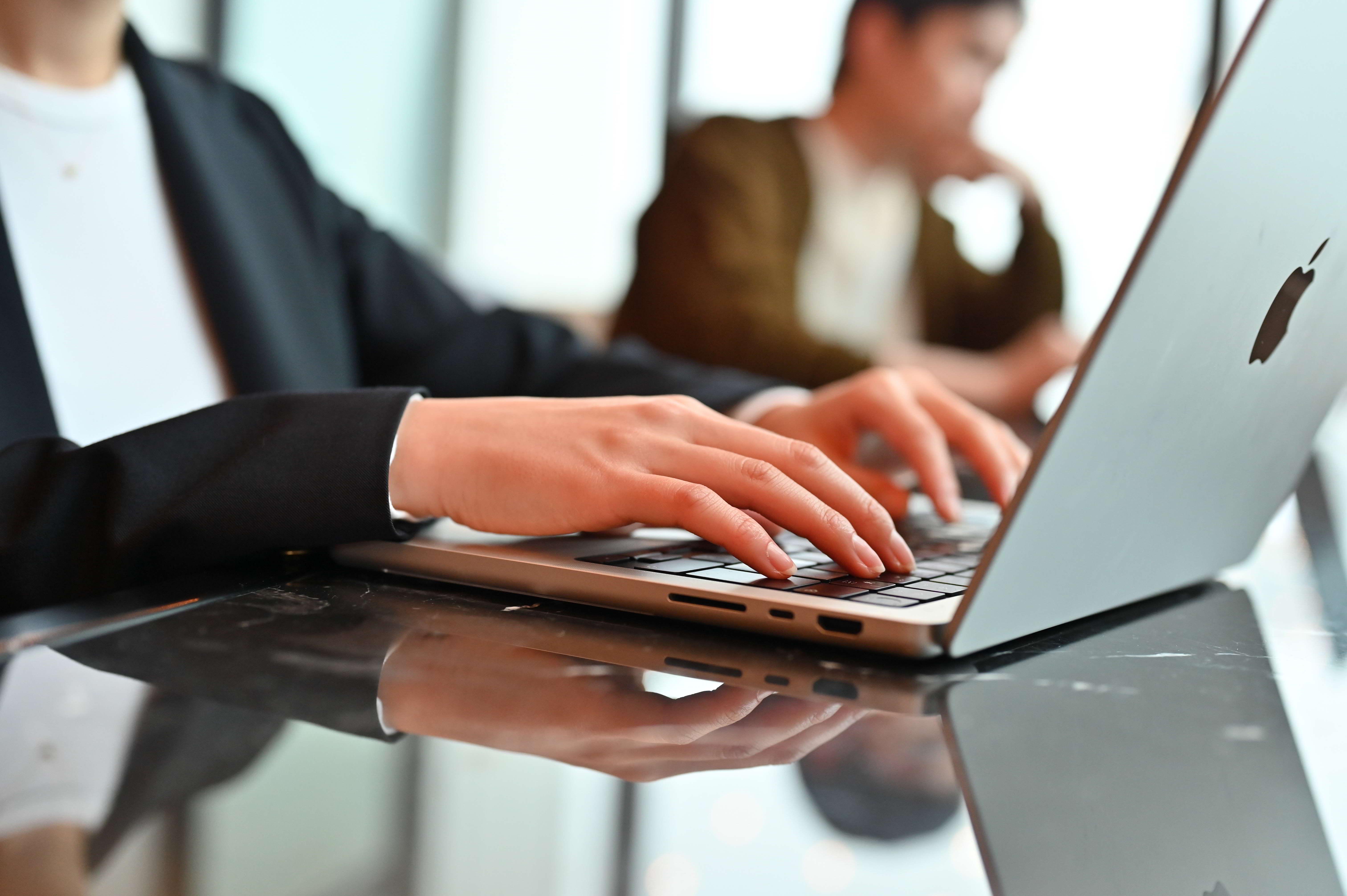 事業内容：SESと自社サービス、2つの事業で変化とチャレンジを応援する会社！