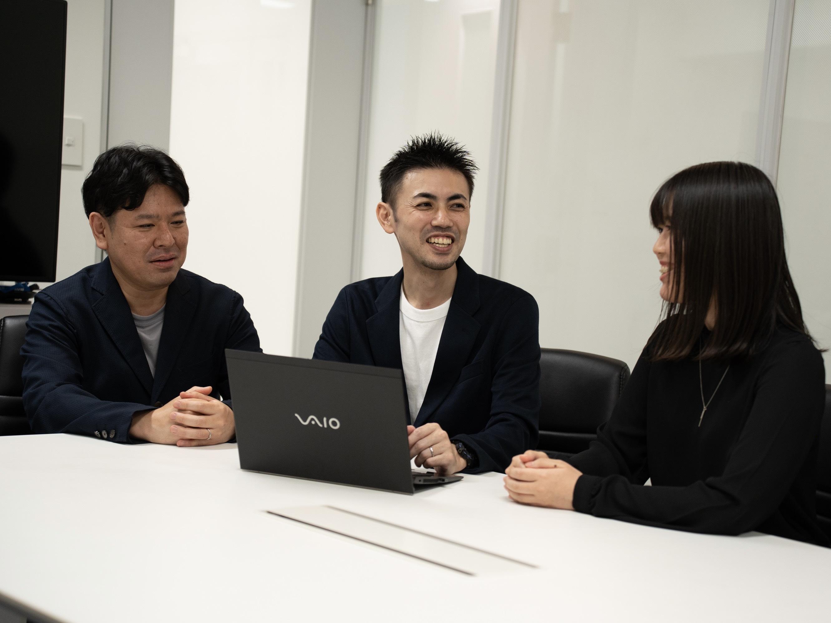 ITフリーランス専門エージェントであるギークス株式会社の100％子会社としてシナジーを発揮できることや、主要顧客である大手通信キャリアグループと20年以上に渡っての直取引を継続している点が最大の特長。