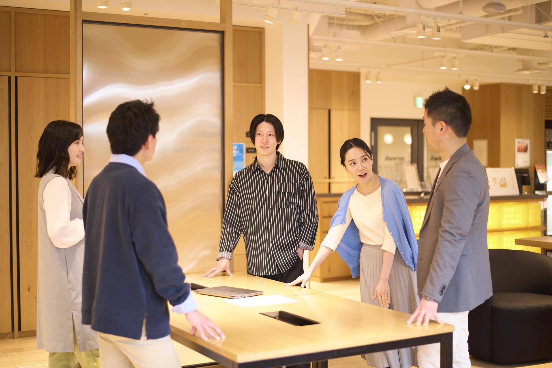 チームみんなで和気あいあいと仕事をしています。