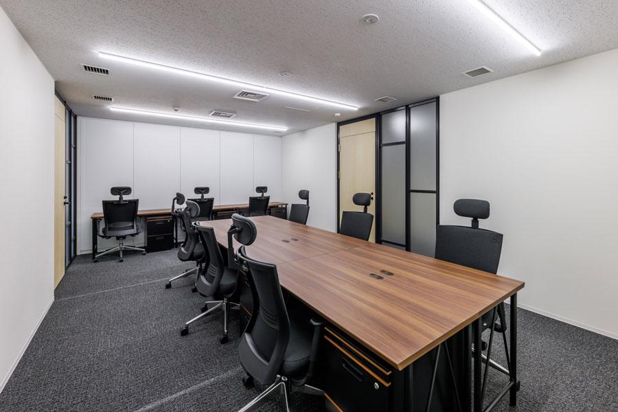 「スリランカ」の協力会社と進めるオフショア型の開発で、ピースフラットシステムのエンジニアが要件定義や設計フェーズを担う。