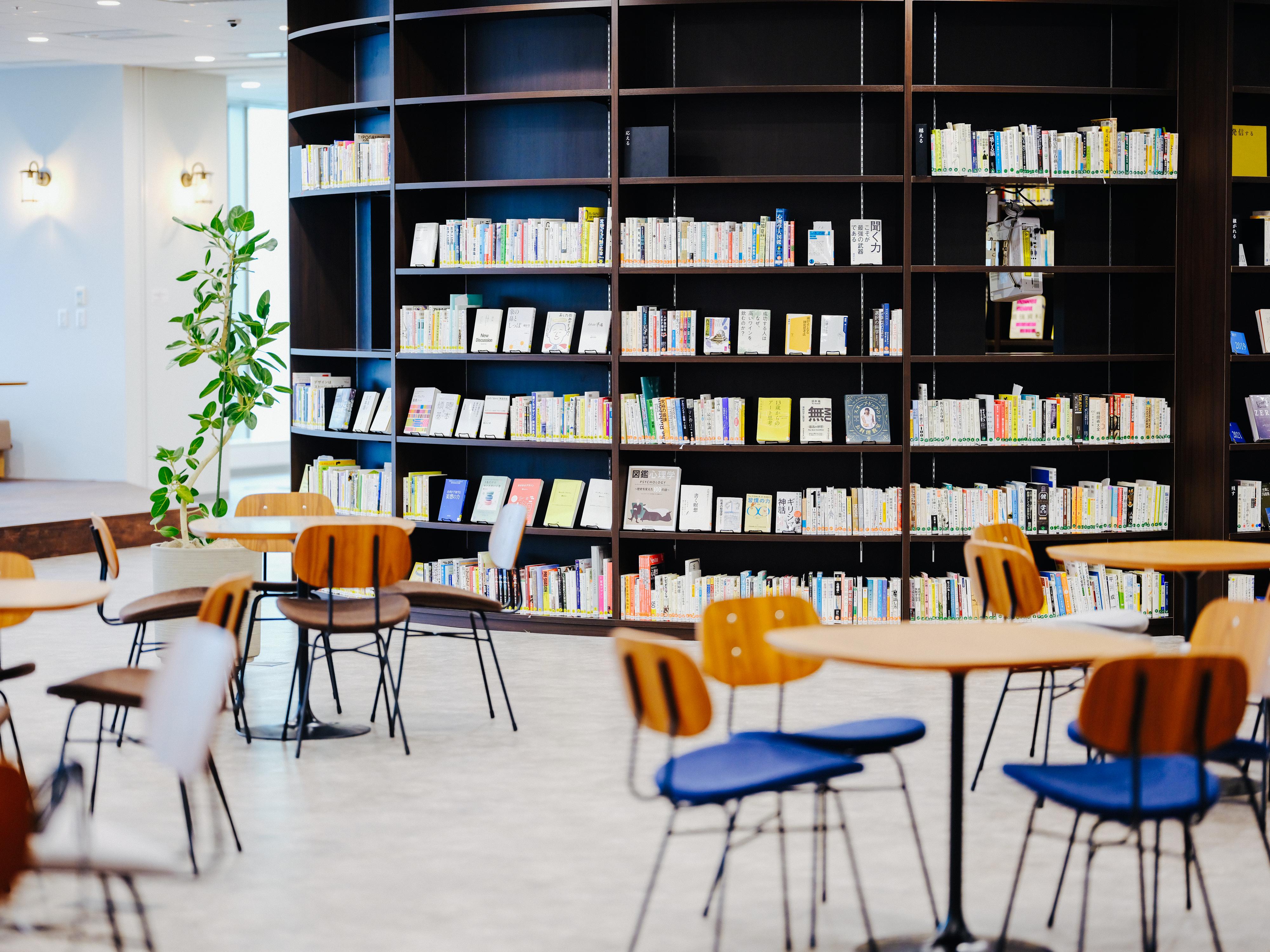 会社の費用で毎月1万円分の書籍を購入できる精度「Speee Library」。自律的に成長したい、という社員を支援しており、学習する組織づくりに力を入れています。