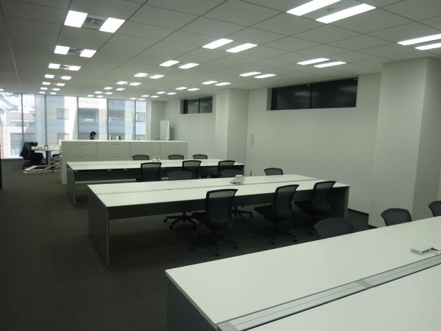 弊社のオフィスです。ビルも新しく、綺麗です。