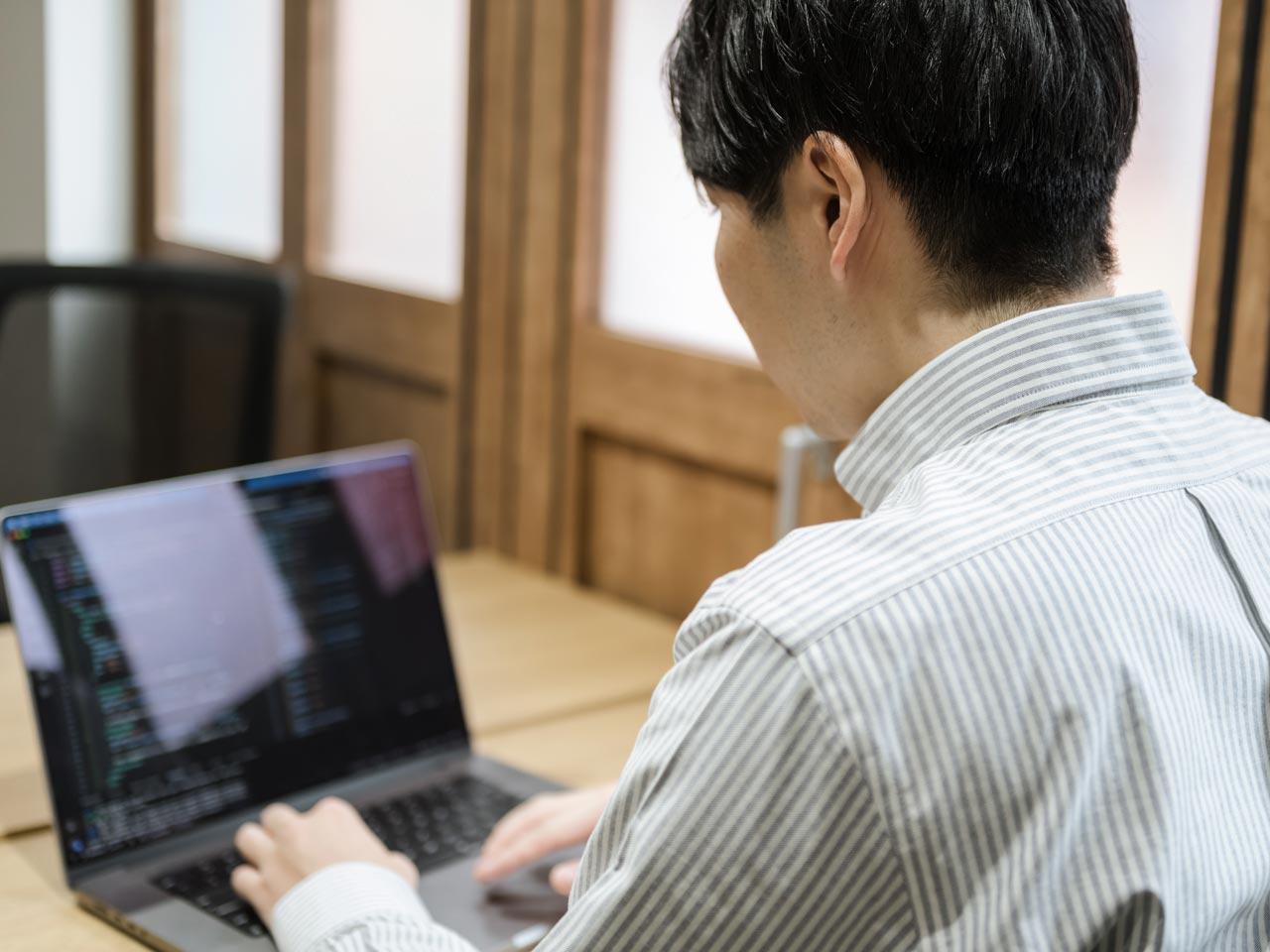 一方、設立直後から自社サービスにも取り組んできた。