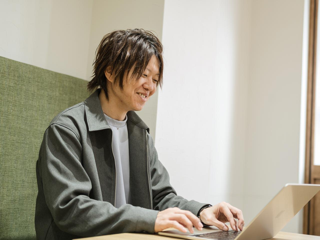 2025年7月リリースのフリーランス美容師向け予約管理システム『スマラク』に加え、今後も積極的に自社サービスの開発に取り組む方針だ。