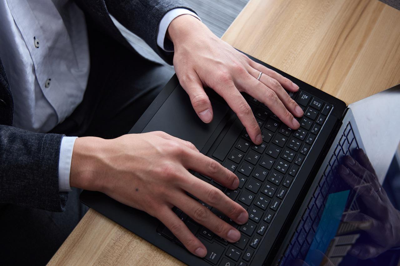 GFDでは、セキュリティ製品の検証を専門に行うため、専用のデータセンター「セキュリティ技術検証センター」を活用しています。
この施設は、製品の動作確認や性能テストだけではなく、お客様環境への導入を想定したPoCやPoVを行うための最適な環境を完備しています。