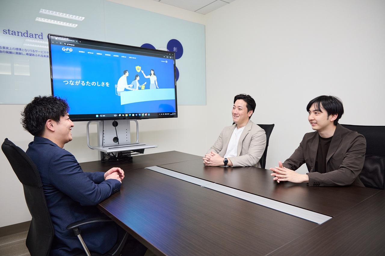 GFDでは、プロジェクト対応時に必要な技術検証や、お客様納入品のキッティングを安全かつ迅速に実施できる専用スペース「GFD.LAB」を自社オフィス内に設置しています。
キッティングスペースには大小さまざまな機器が数十台設置されており、幅広い環境での検証が可能です。
自社内に多様な検証機器を揃えることで、スピード感を持って動作検証を行えることが最大の特徴です。
また、自社の検証機器に加え、お客様からお預かりした大切な機器も安全に保管・検証できるよう、徹底したセキュリティ対策を施しています。