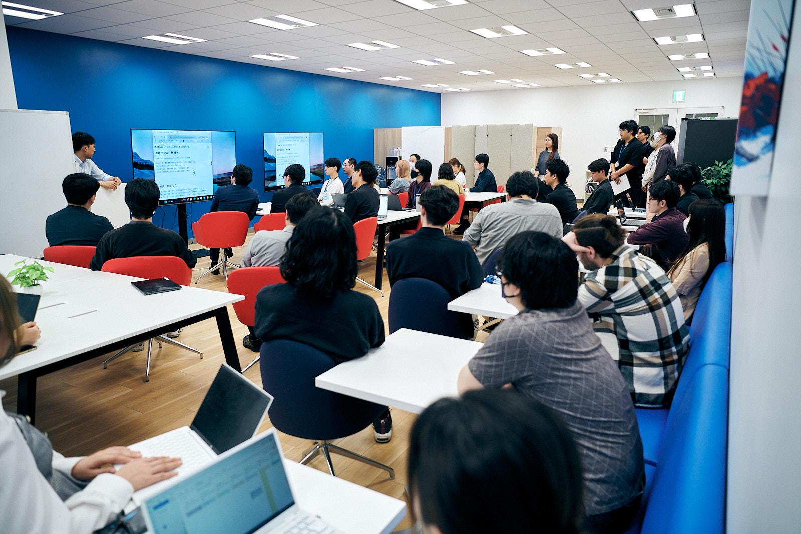 社内研修、社外研修ともに自ら志望すれば参加することが可能。業務をしながらITスキルが身に着く環境です。