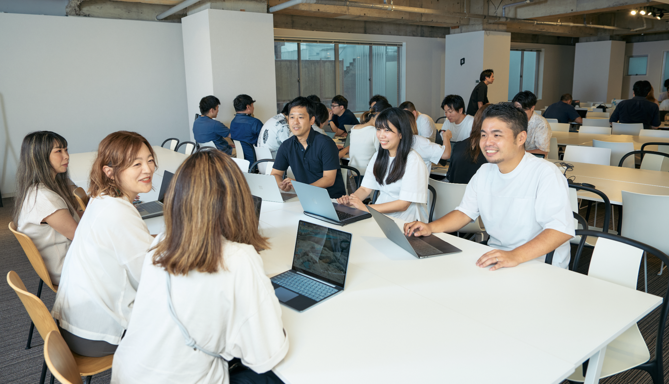 従業員数は60名で、全員が中途入社。30代が中心で、代表の水野氏をはじめ、介護・医療業界の経験者が多く在籍し、個性や経験、特技を活かして仕事をしている。