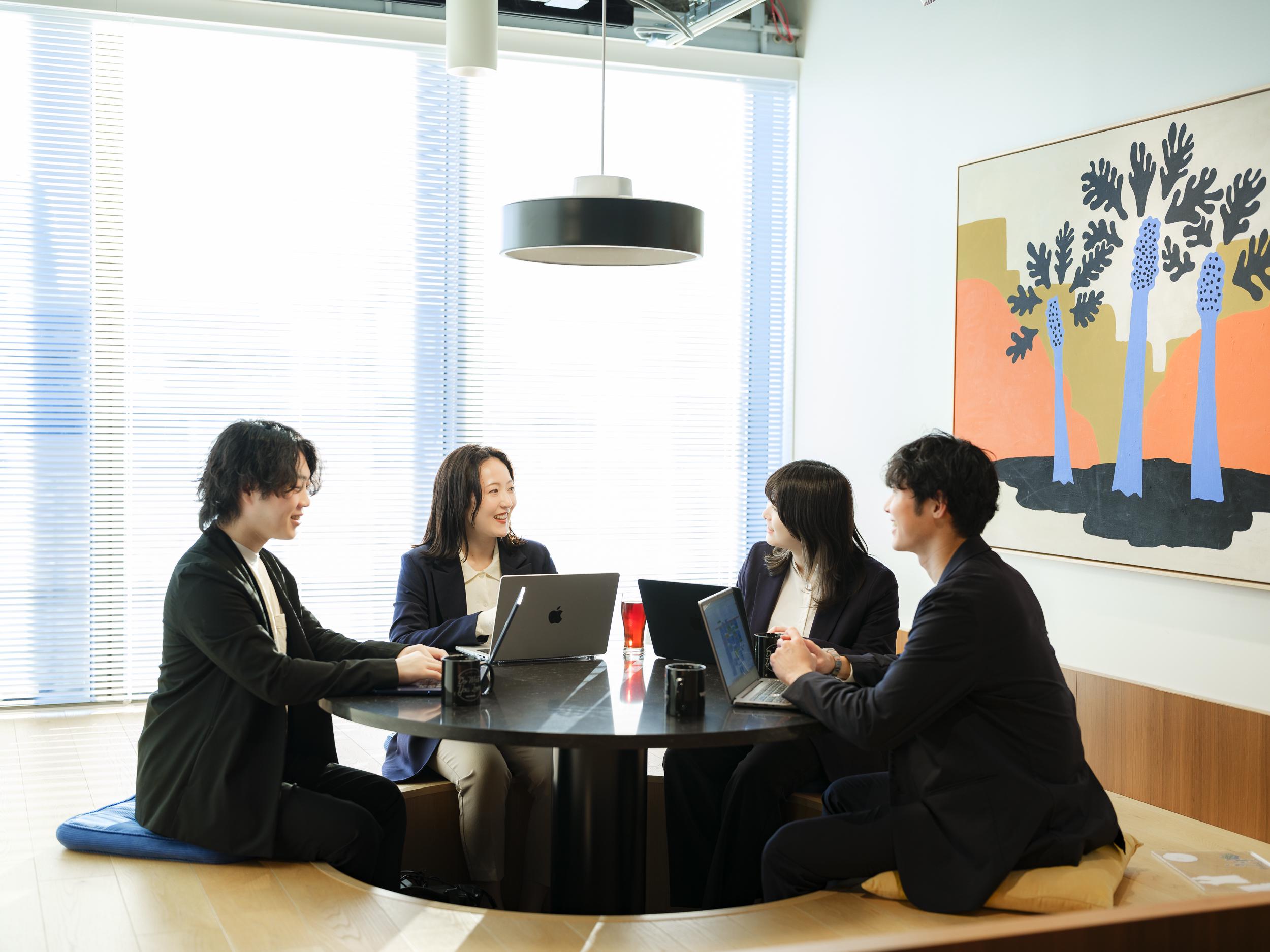 少人数で裁量が大きく、役割に縛られずに意見を出し合うチームです。
職種を越えて連携しながら、「どうすればもっと良くなるか」を前向きに考える文化があります。