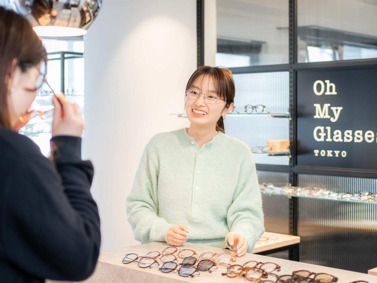 眼鏡を「その人らしさをつくるアイテム」と定義し、予約制の接客を通じて納得の一本を選ぶ体験価値の提供に注力している。