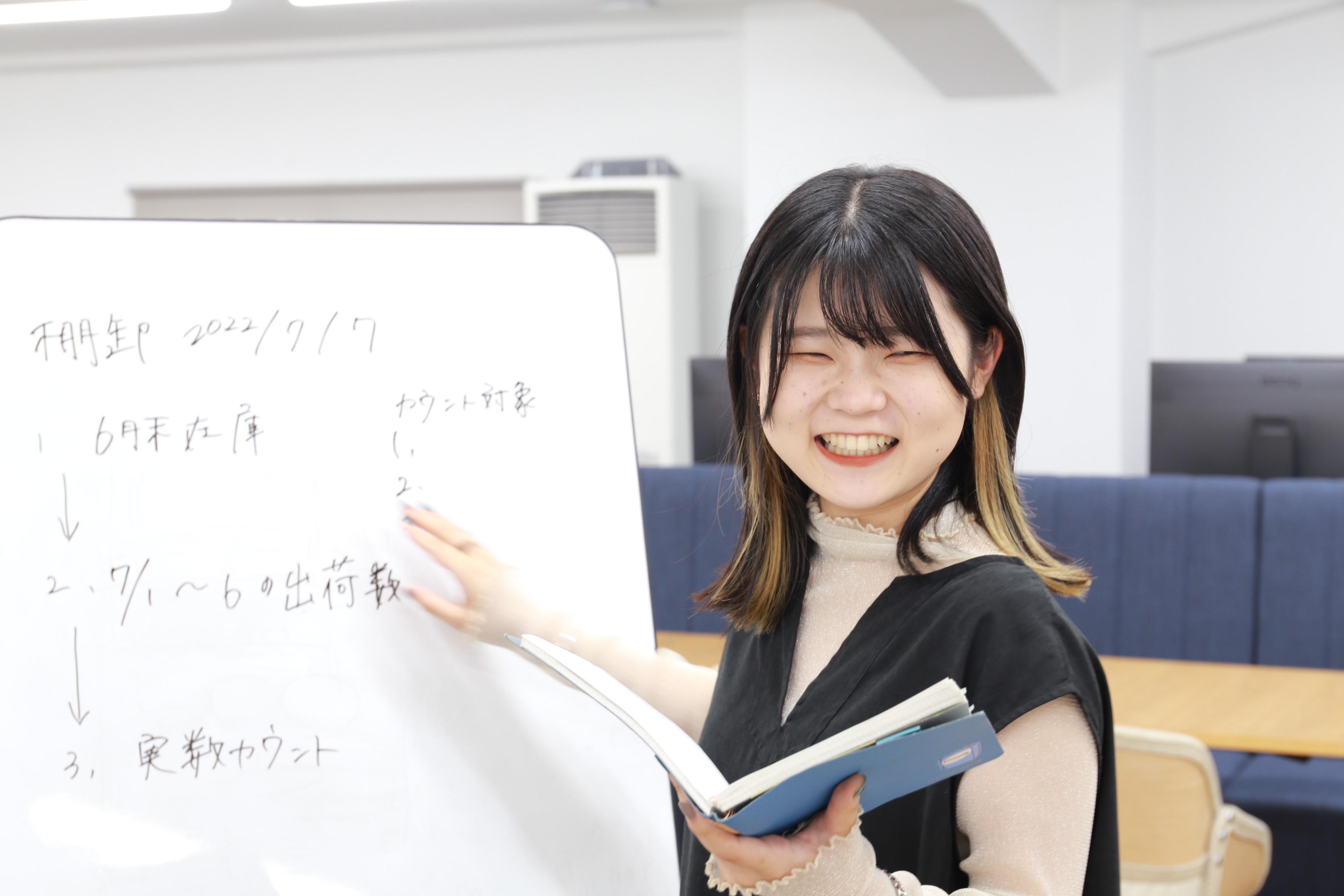 社員約50名で、Webデザインやシステム開発、はがきのグラフィックデザイン、商品の生産、カスタマーサポートまで社内一貫体制を敷く。