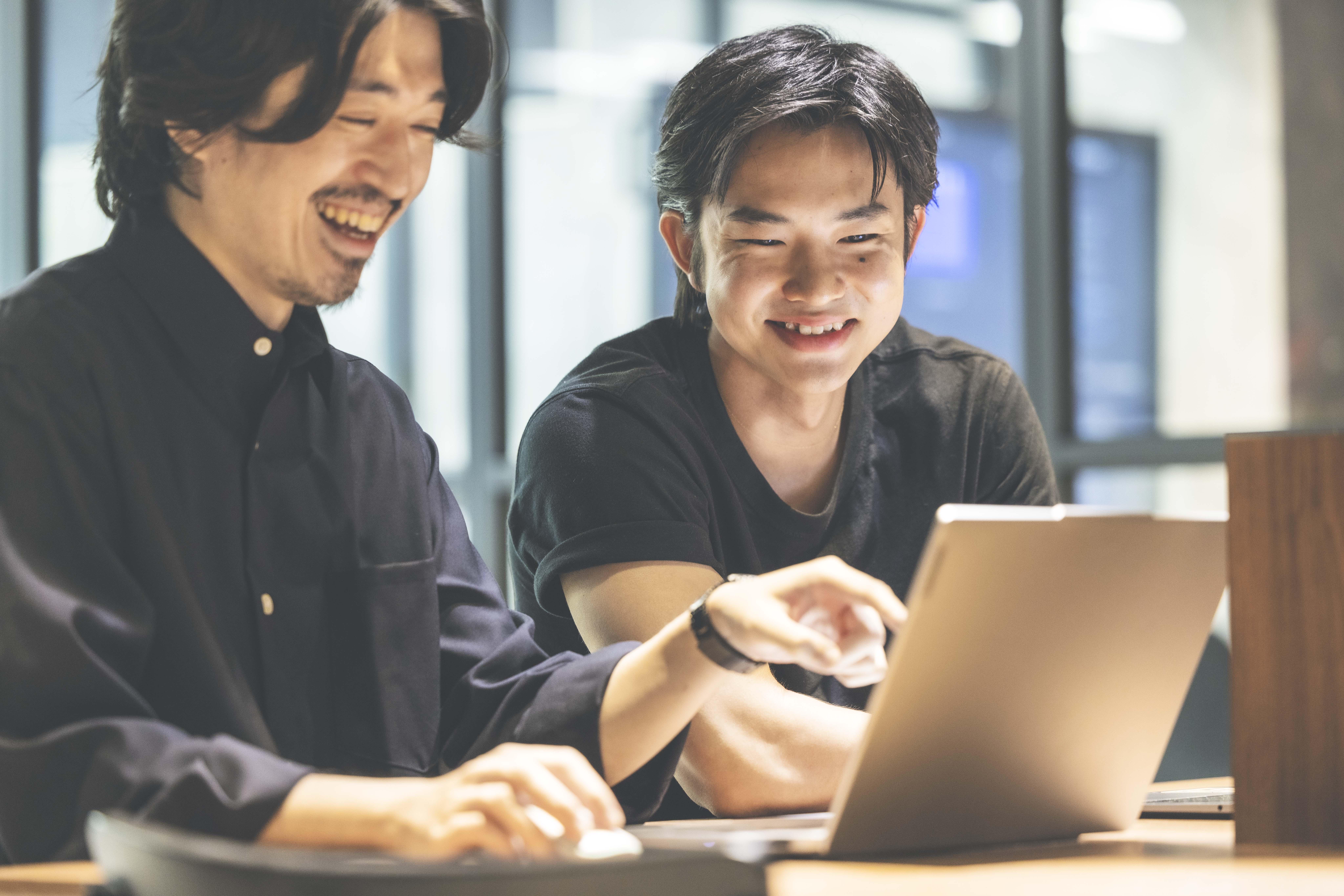 働き方はコアタイム12:00～16:00のフレックスタイムで、1日実働8時間の勤務。残業はみなし時間以外はほとんどありません（残業をする場合は上長の許可が必要）。