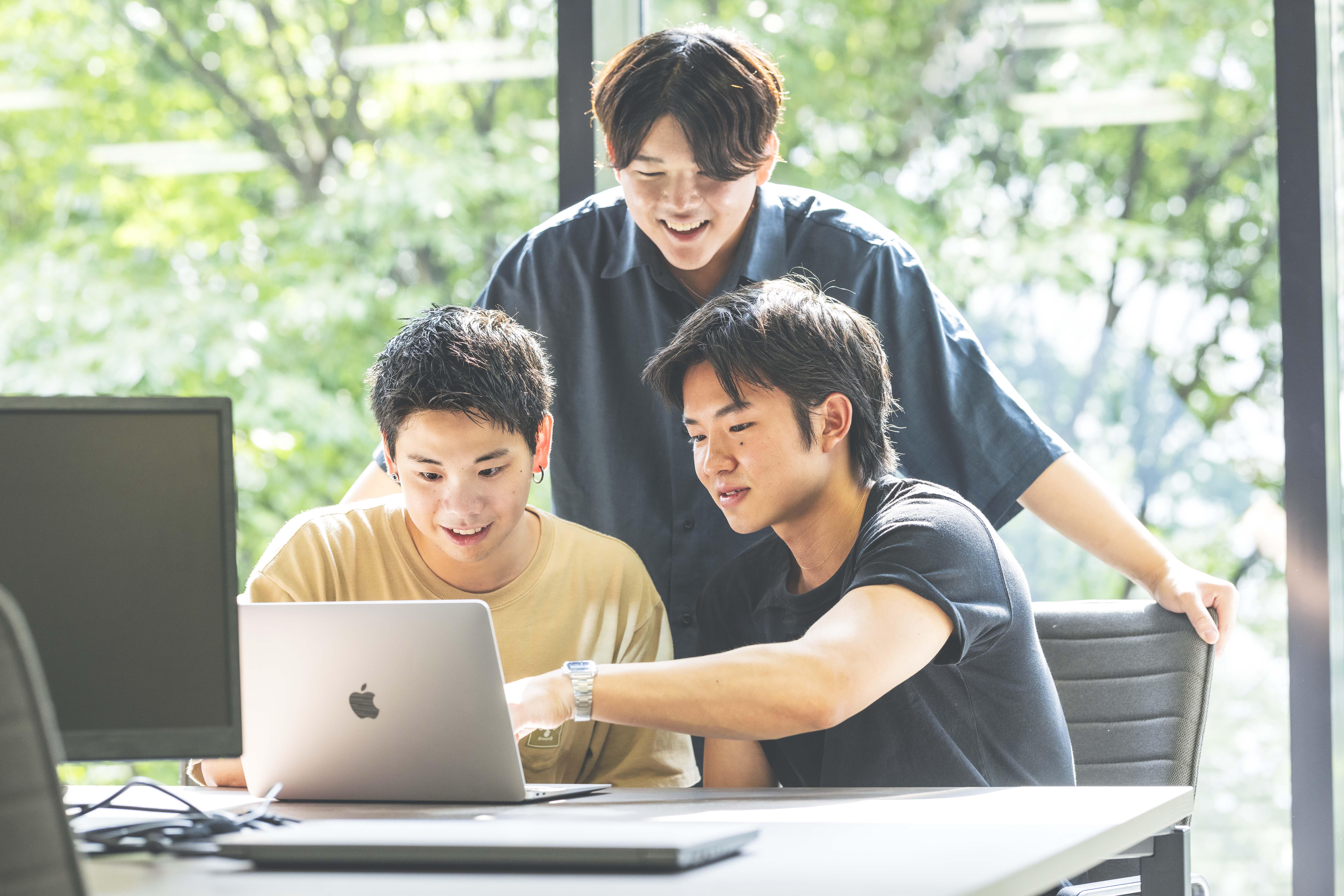 インターン生も活躍中。社員との業務の垣根がなく、裁量も大きい。