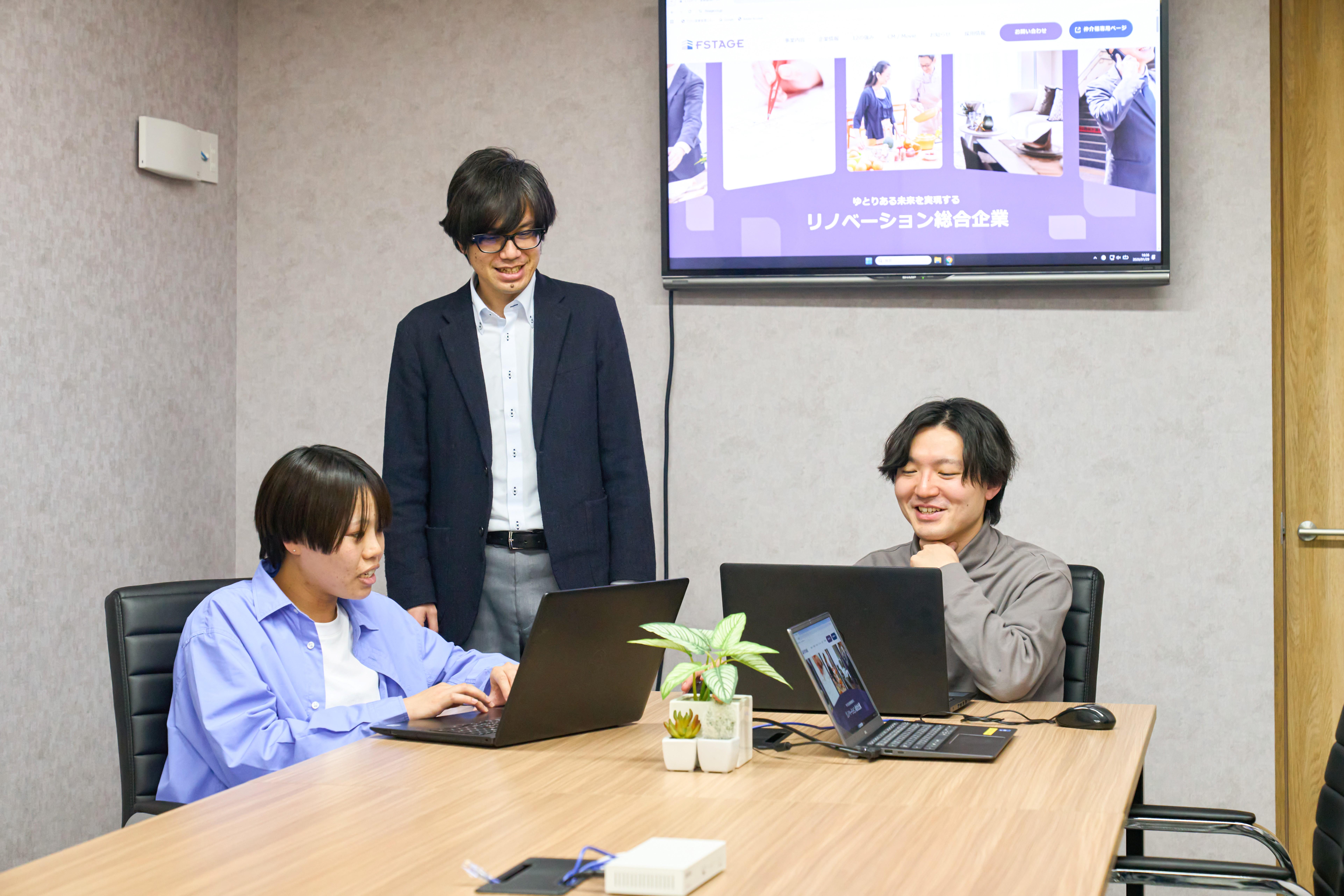 社内SEは社内の基幹システムの維持・改修開発のみならず、サービスのWebプラットフォームや自社プロダクト等、様々な業務にチャレンジできる環境がある。