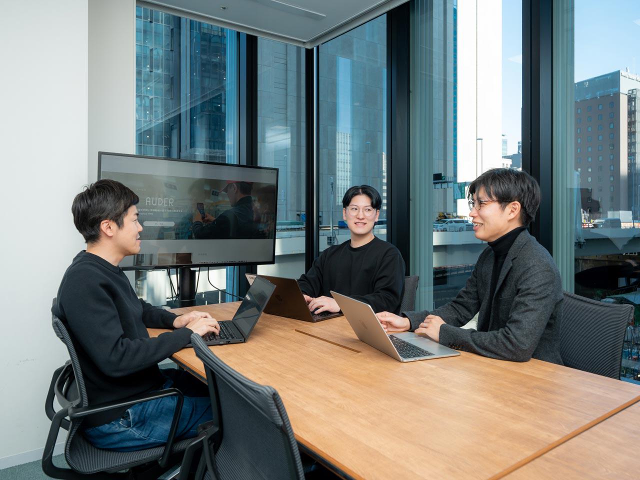 スマートフォンをハンディ端末として活用するアプローチを採用することで、直感的なUXやリアルタイム性を実現している。