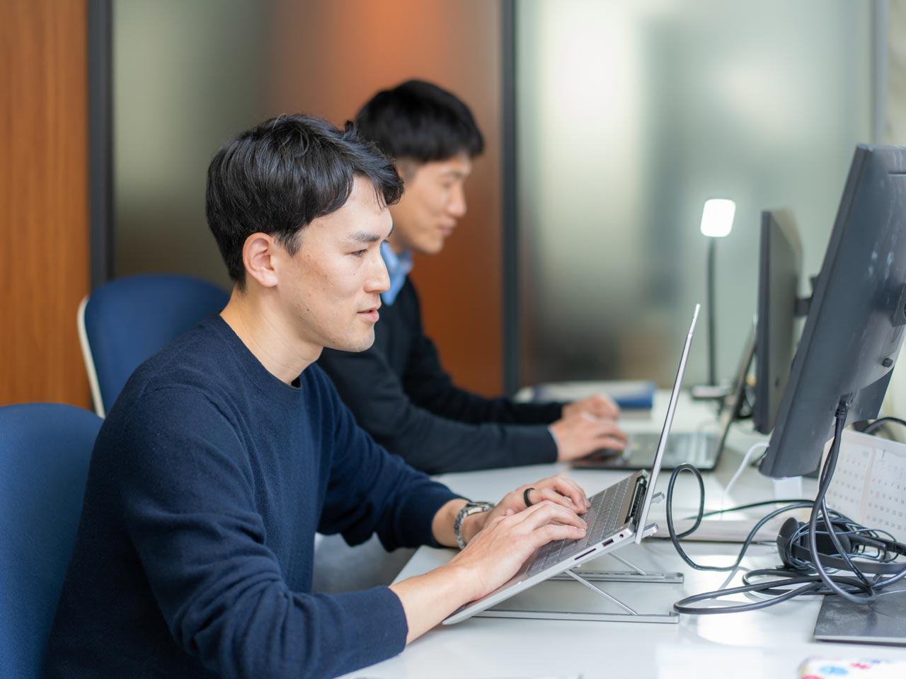 対話が届く規模感を保ちながら、安定した経営基盤の下で自由な挑戦を支える。