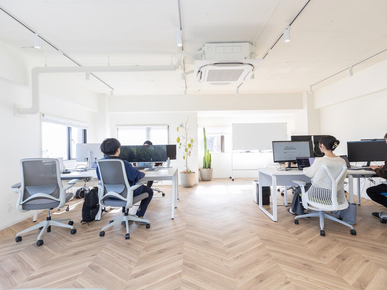 自社プロダクト開発へのシフトを進め、2026年夏までに第1弾プロダクトをローンチ予定。